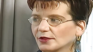 omi steht auf porno castings und geniesst den grossen dildo in ihrer pussy