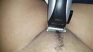 Depilando a Buceta para você !!! Quer me comer convence meu marido por favor !!!
