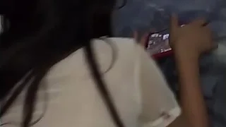 Entro al cuarto de mi hermana y se deja tocar